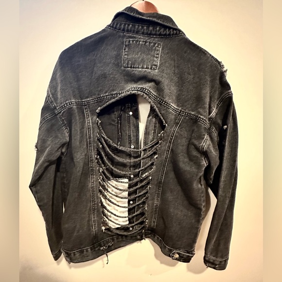 Fantastic Fawn woman’s distressed oversized denim jacket. Charcoal. Size M. - Picture 3 of 5